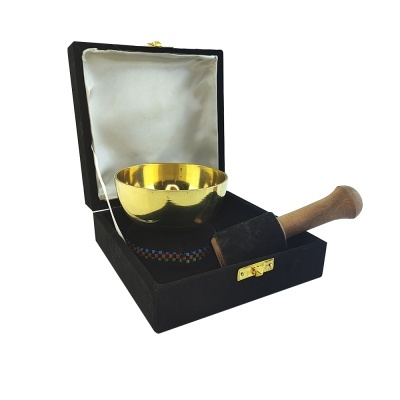 Conjunto de taça tibetana dourada em caixa preta com bastão
