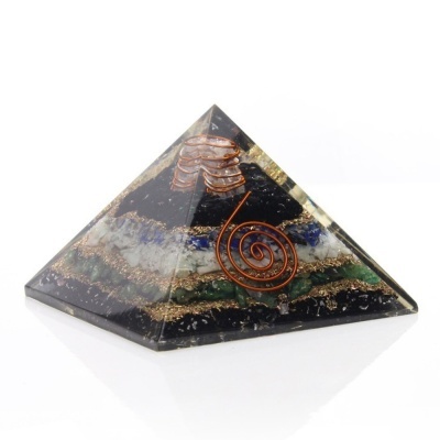 Pirâmide decorativa em resina com camadas coloridas e espiral de fio de cobre