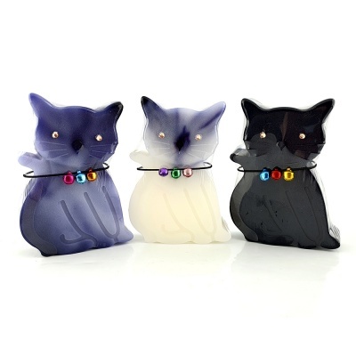 Três gatinhos decorativos translúcidos coloridos com colares e pendentes coloridos