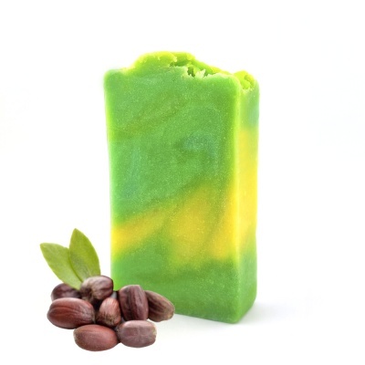 Sabonete verde e amarelo com sementes castanhas e folhas verdes