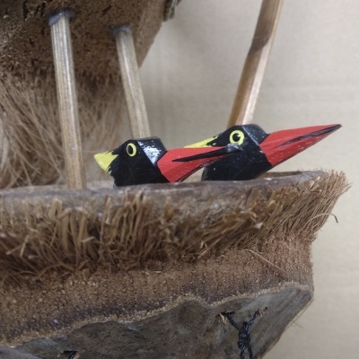 Escultura decorativa de pássaros em madeira com base texturada