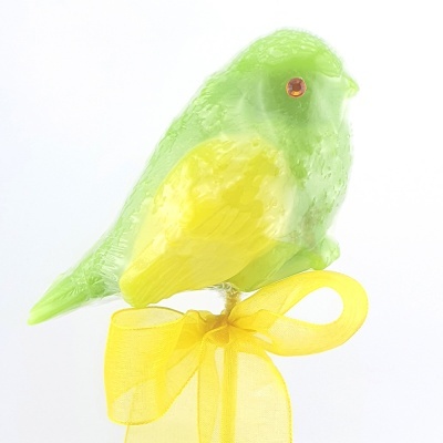 Pássaro decorativo verde e amarelo com laço amarelo