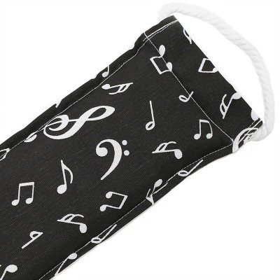 Máscara preta com padrão de notas musicais brancas e elástico branco