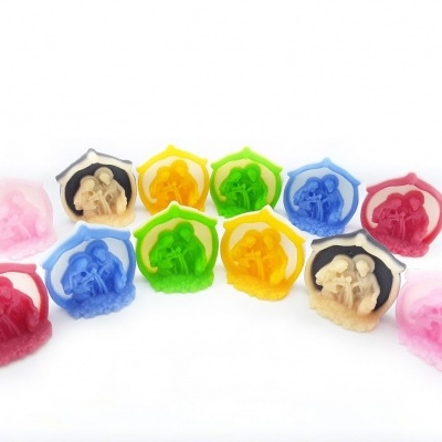 Anéis coloridos com bonecos miniatura dentro.