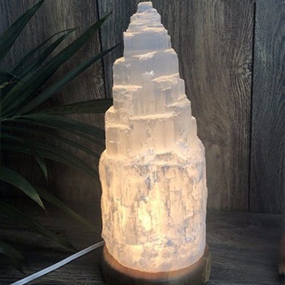 Lâmpada de sal branca em formato de torre com base de madeira