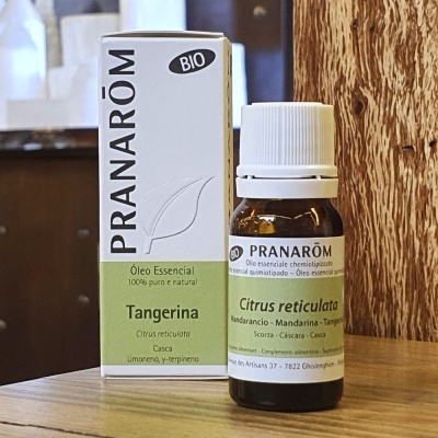 Frasco de óleo essencial Pranarôm Tangerina com embalagem ao fundo