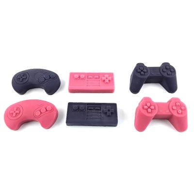 Seis joysticks de silicone rosa e preta com botões em relevo sobre fundo branco