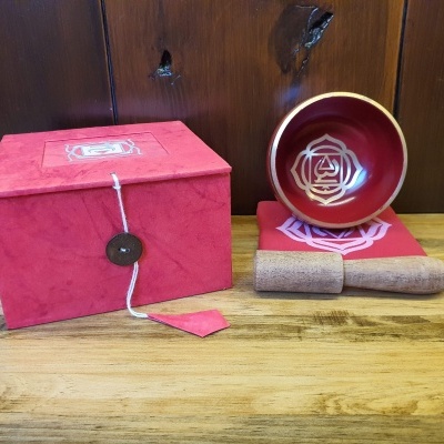 Conjunto tigela tibetana vermelha com símbolos dourados, base com símbolo branco, maço de madeira e caixa rosa