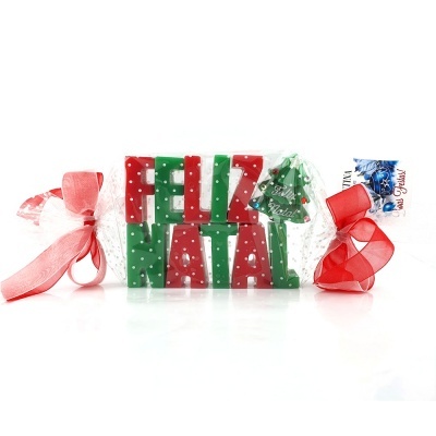 Decoração de Natal com letras coloridas em embalagem transparente com laços vermelhos