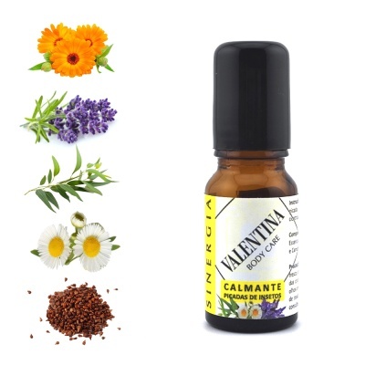 Frasco pequeno âmbar com rótulo, ao lado flores e folhas diversas.