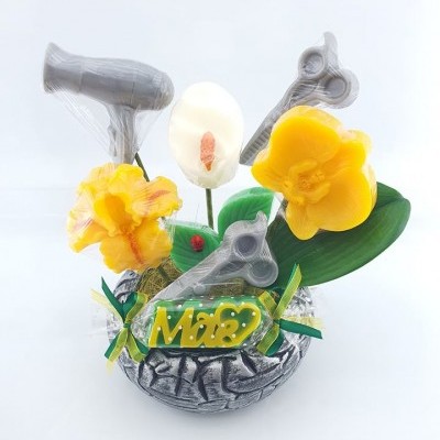 Arranjo de flores amarelas e brancas com objetos cinzentos e ornamento com a palavra Mãe