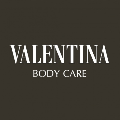 Texto VALENTINA BODY CARE em fundo castanho escuro