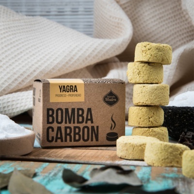 Caixa de cartão castanho com texto 