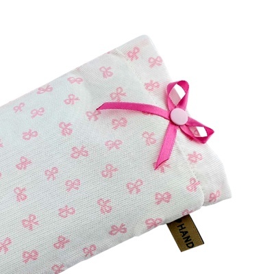 Almofada branca com laços cor-de-rosa e laço decorativo cor-de-rosa