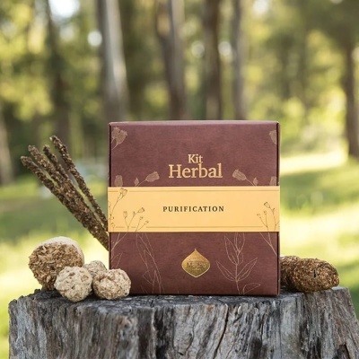 Caixa Kit Herbal Purification em tronco de árvore com elementos naturais ao redor