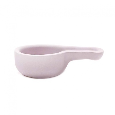 Taça de cerâmica lilás claro com cabo largo