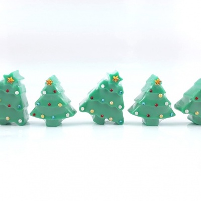 Cinco pequenas árvores de Natal verdes com decoração colorida em linha