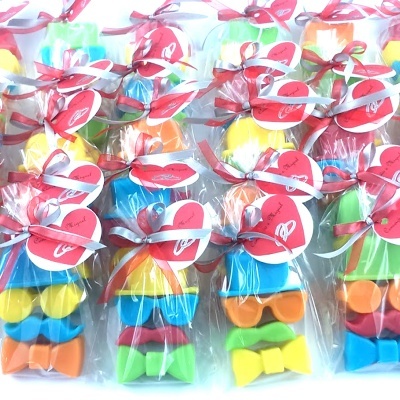 Brinquedos coloridos embalados individualmente com etiquetas em forma de coração vermelho