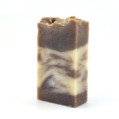 Sabonete artesanal retangular marrom e bege com padrão marmoreado
