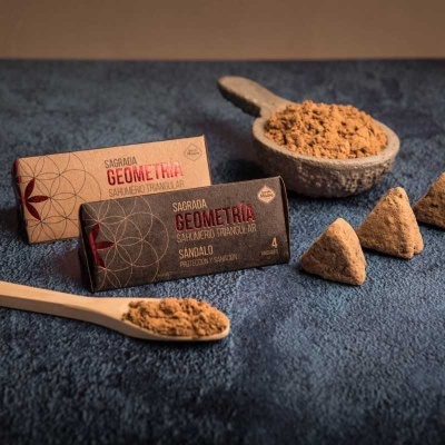 Produtos de incenso Sagrada Geometria com cones e pó em colher e recipiente