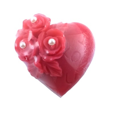 Sabonete rosa em forma de coração com flores decorativas
