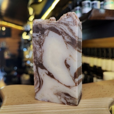 Sabonete marmoreado branco e castanho sobre madeira clara