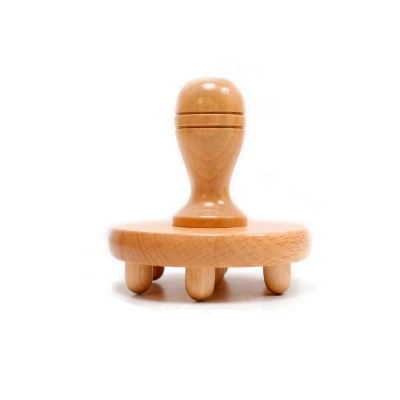 Massajador manual de madeira com cabo e base com quatro pés