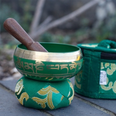 Taça tibetana verde com inscrição dourada, almofada e bolsa verde