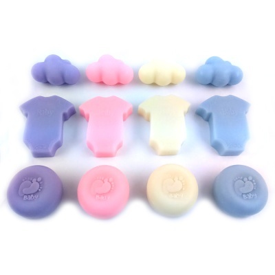 Conjunto de sabonetes coloridos em várias formas para bebé