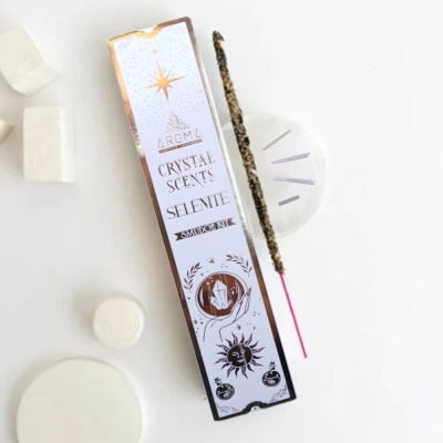 kit de incenso CRYSTAL SCENTS SELENITE em embalagem branca com detalhes dourados e pretos, bastão de incenso e pedras brancas
