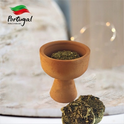 Vaso de barro com erva seca verde e logótipo Portugal