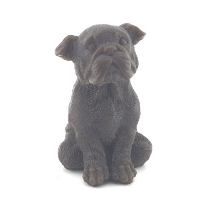 Figura decorativa de cão castanho escuro sentado com textura de pelagem