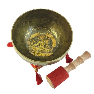 Tigela de meditação em metal dourado com gravuras budistas e bastão com suporte vermelho.