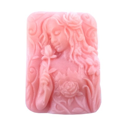 Sabonete rosa esculpido com imagem de mulher e flor