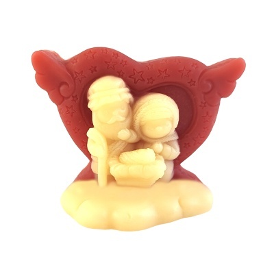 Figurino decorativo de presépio com Maria, José e Menino Jesus num coração vermelho com estrelas