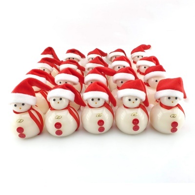Bonecos de neve com chapéus de Pai Natal vermelhos sobre fundo branco