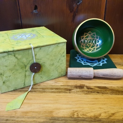 Tigela de meditação verde com almofada, bastão e caixa de papel reciclado