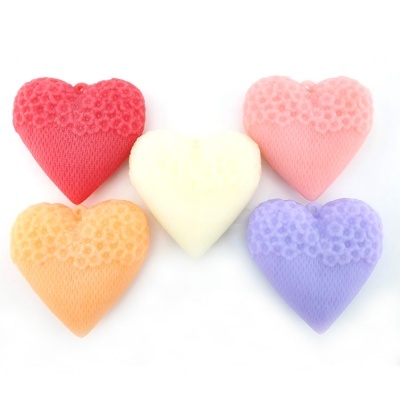 Esponjas de banho em forma de coração coloridas com detalhe floral