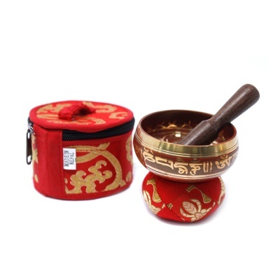 Sino tibetano em metal dourado com suporte e saco vermelho e dourado