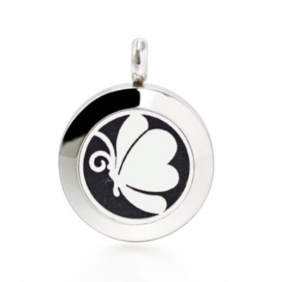 Pingente redondo prata com borboleta branca e preta