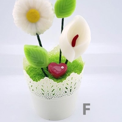 Vaso decorativo branco com flores e folhas coloridas, e coração vermelho