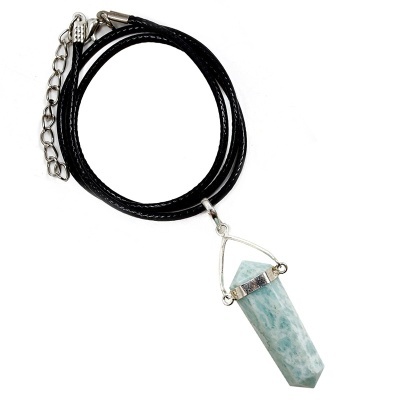 Colar com pingente de pedra verde claro em fundo branco