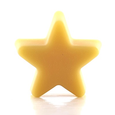 Estrela de plástico amarela com textura lisa sobre superfície brilhante