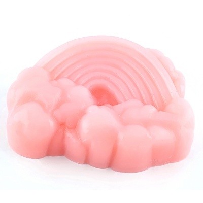 Sabonete rosa em forma de arco-íris com nuvens.