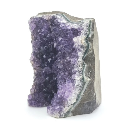 Geodo de ametista roxo com matriz rochosa cinzenta