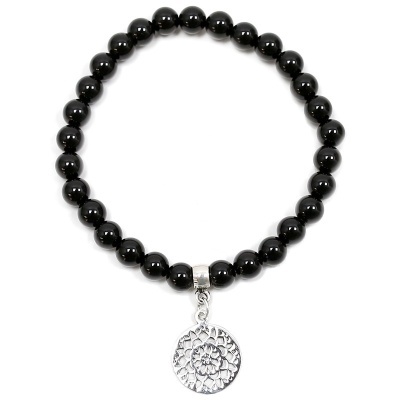 Pulseira de contas negras com pendente prateado em relevo floral