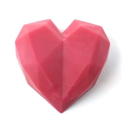 Coração vermelho facetado em material sólido sobre fundo branco