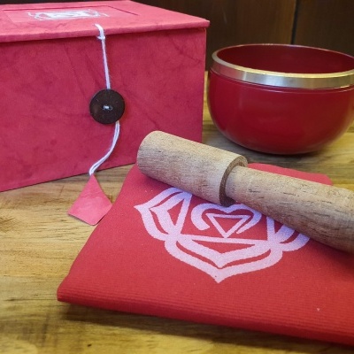 Conjunto taça tibetana vermelha com almofada e bastão de madeira