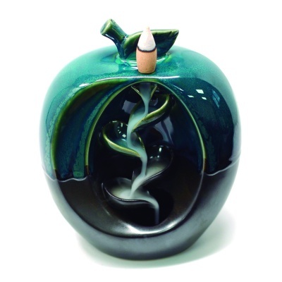 Incensário de cerâmica em forma de maçã verde e castanha com cone de incenso no topo