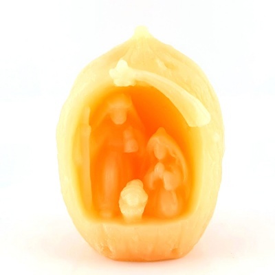 Escultura em cera de cena natalícia com figuras dentro de uma casa pequena